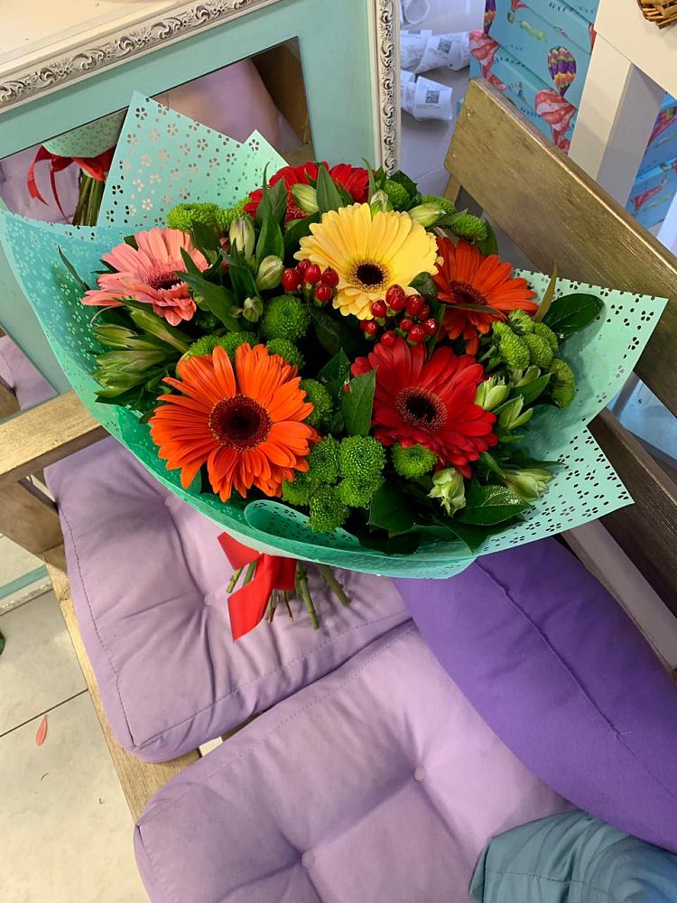 Букет цветочная поляна в Нижнем Новгороде Букет цветов из: Герберы, Хризантемы и Альстромерии в Нижнем Новгороде