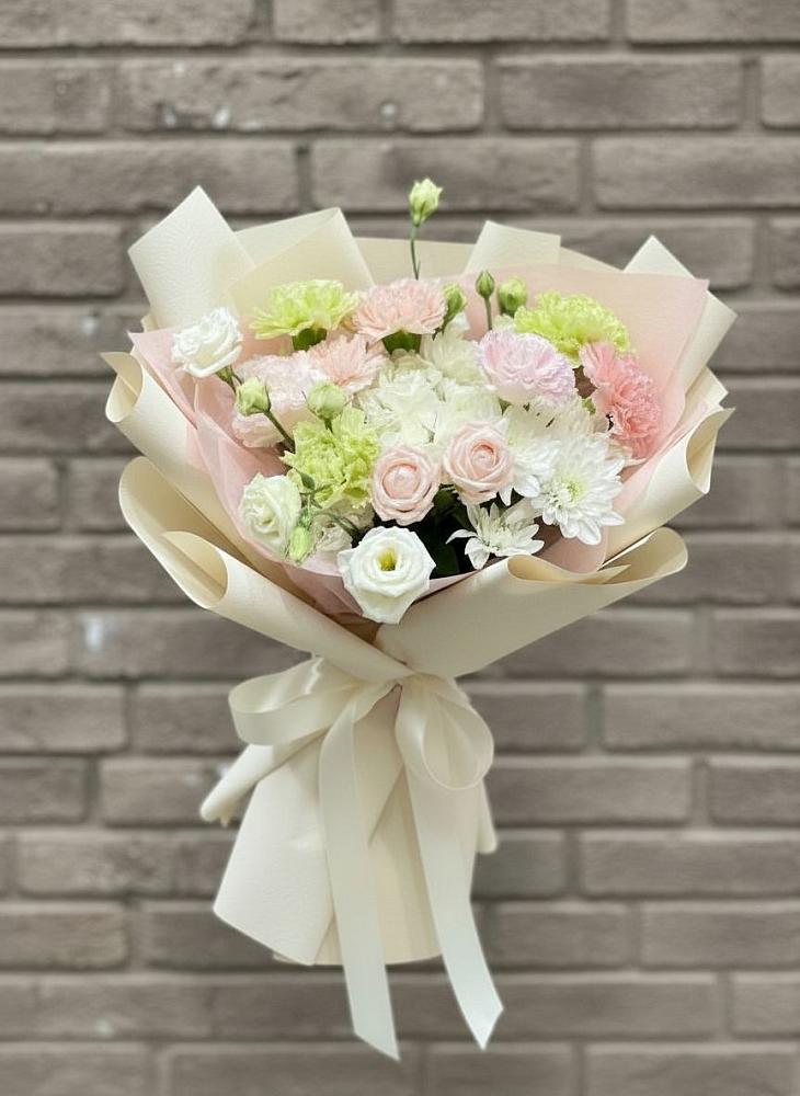 Букет цветов из: Гвоздики, Розы, Лизиантусы и Хризантемы в Нижнем Новгороде