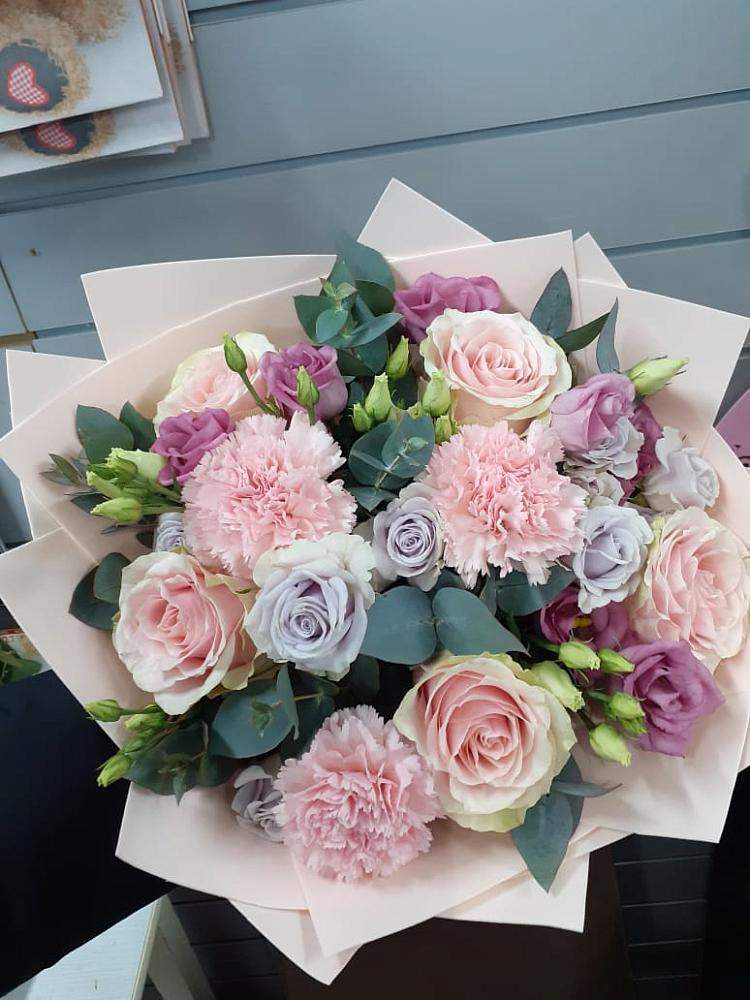 Букет обаятельный в Нижнем Новгороде Букет цветов из: Розы, Гвоздики и Лизиантусы в Нижнем Новгороде