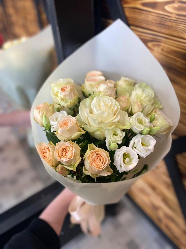 Букет Летний бриз в Нижнем Новгороде Букет цветов из: Розы и Лизиантусы в Нижнем Новгороде